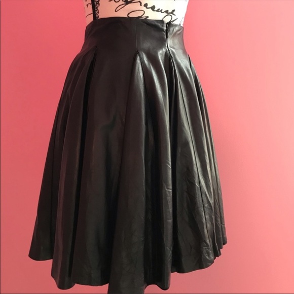 📸 ALEXANDER MCQUEEN Black Leather Skirt 📸 - Picture 4 of 7